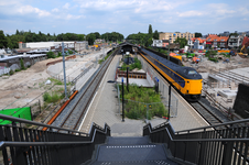 816724 Gezicht op het N.S.-station Bilthoven te Bilthoven (gemeente De Bilt), vanaf de nieuwe voetgangersbrug, met een ...